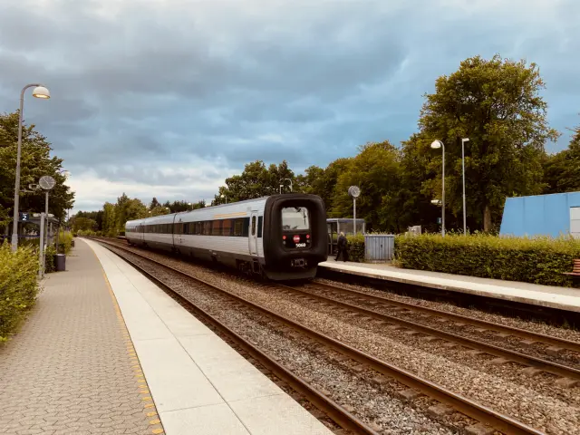 Billede af DSB MF 5060 fotograferet ud for Hinnerup Station.