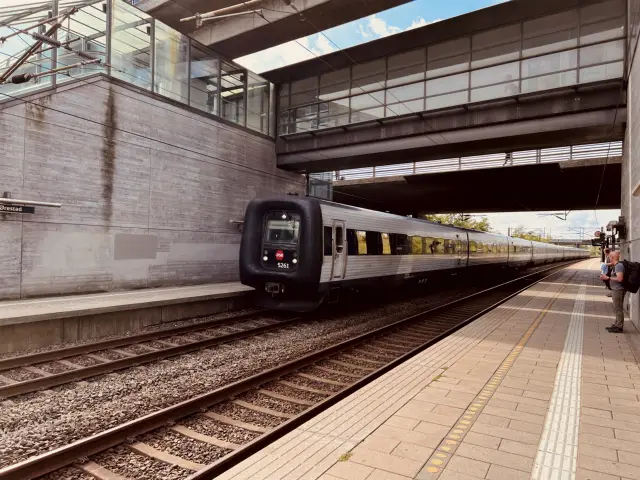 Billede af DSB MF 5061 fotograferet ud for Ørestad Station.