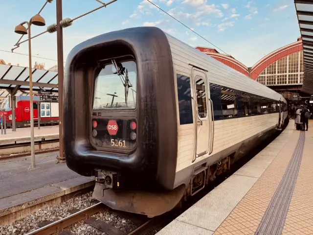 Billede af DSB MF 5061 fotograferet ud for København Hovedbanegård.