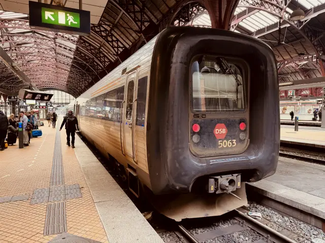 Billede af DSB MF 5063 fotograferet ud for København Hovedbanegård.