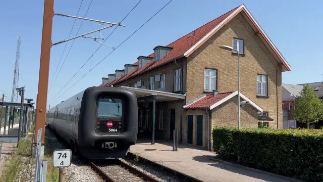 Billede af DSB MF 5064 fotograferet ud for Haslev Station.