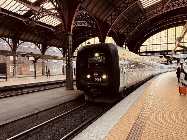 Billede af DSB MF 5065 fotograferet ud for København Hovedbanegård.