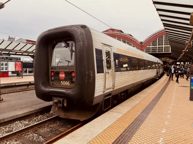 Billede af DSB MF 5066 fotograferet ud for København Hovedbanegård.