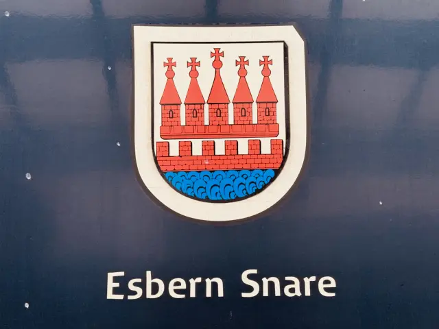 Billede af Kalundborgs byvåben og navngivet "Esbern Snare" på siden af DSB MF 5066 fotograferet ud for København Hovedbanegård.