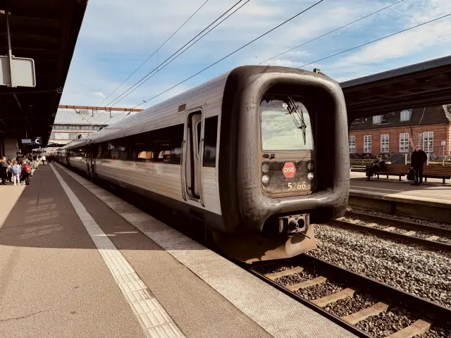 Billede af DSB MF 5066 fotograferet ud for Odense Banegård Center.