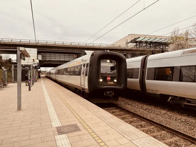 Billede af DSB MF 5066 fotograferet ud for Ørestad Station.