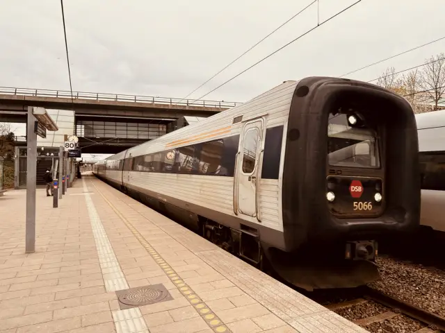 Billede af DSB MF 5066 fotograferet ud for Ørestad Station.