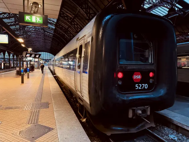 Billede af DSB MF 5070 fotograferet ud for København Hovedbanegård.