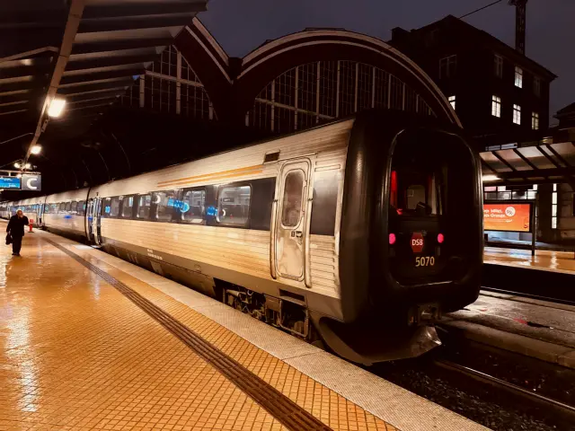Billede af DSB MF 5070 fotograferet ud for København Hovedbanegård.