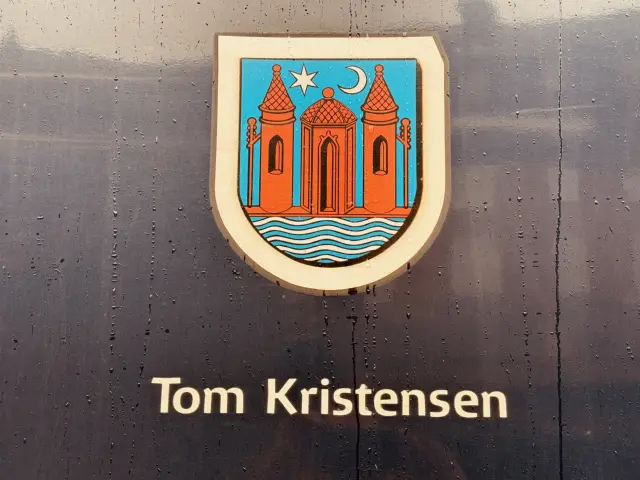 Billede af Svendborgs byvåben og navngivet "Tom Kristensen" på siden af DSB MF 5071 fotograferet ud for København Hovedbanegård.
