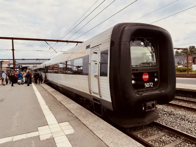 Billede af DSB MF 5072 fotograferet ud for Odense Banegård Center.