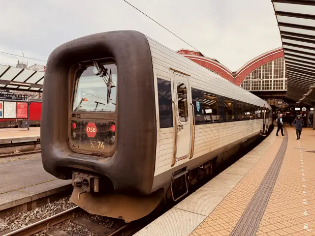 Billede af DSB MF 5074 fotograferet ud for København Hovedbanegård.