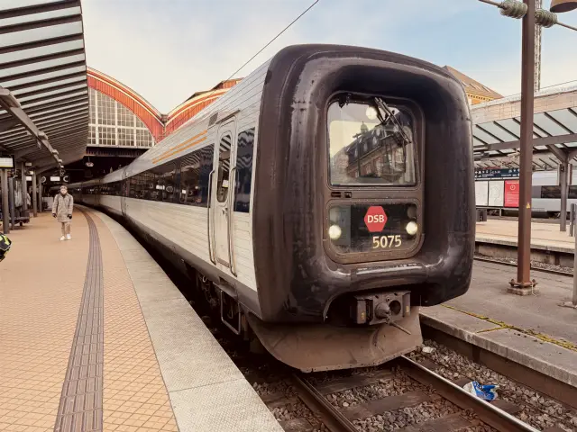 Billede af DSB MF 5075 fotograferet ud for København Hovedbanegård.