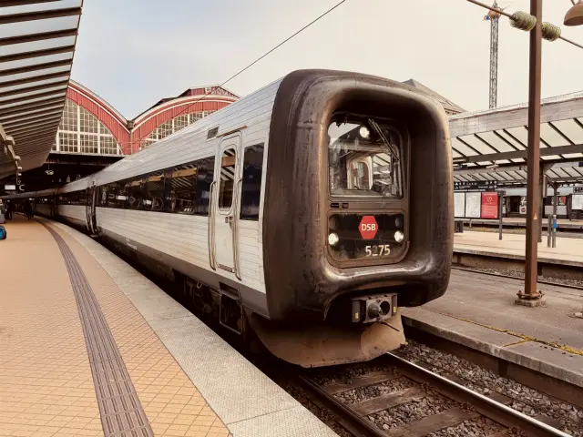 Billede af DSB MF 5075 fotograferet ud for København Hovedbanegård.