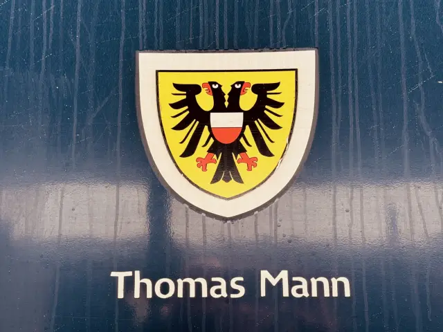 Billede af Lübecks byvåben og navngivet "Thomas Mann" på siden af DSB MF 5076 fotograferet ud for København Hovedbanegård.