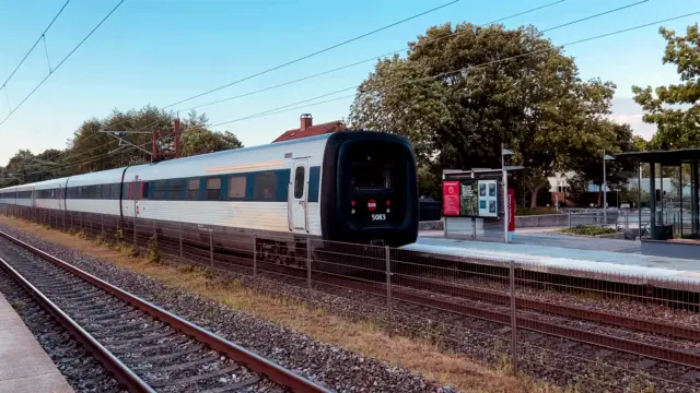 Billede af DSB MF 5083 fotograferet ud for Brejning Station.