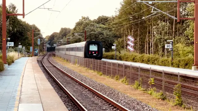 Billede af DSB MF 5083 fotograferet ud for Brejning Station.