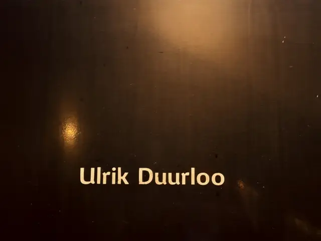 Billede af Københavns byvåben (næsten helt slettet) og navngivet "Ulrik Duurloo" på siden af DSB MF 5091 fotograferet ud for København Hovedbanegård.