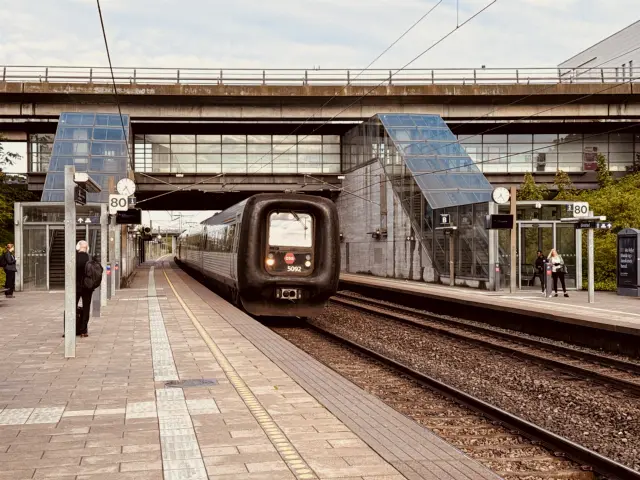 Billede af DSB MF 5092 fotograferet ud for Ørestad Station.