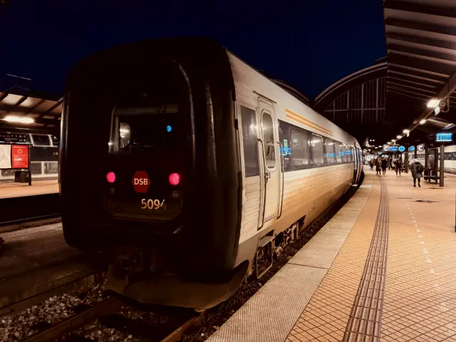Billede af DSB MF 5094 fotograferet ud for København Hovedbanegård.