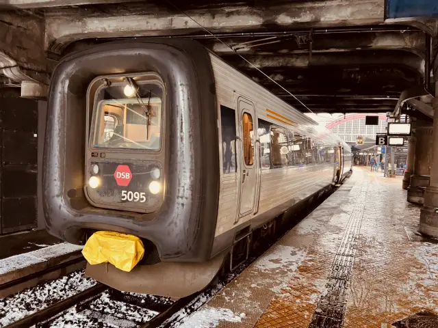 Billede af DSB MF 5095 fotograferet ud for København Hovedbanegård.