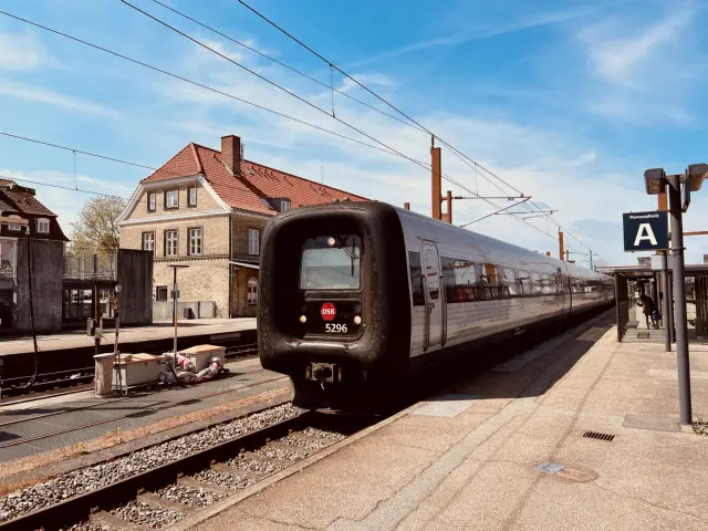 Billede af DSB MF 5096 fotograferet ud for Næstved Station.