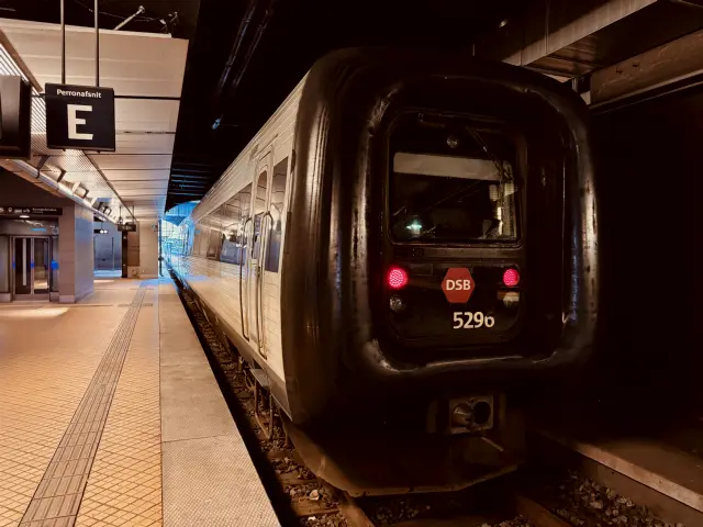 Billede af DSB MF 5096 fotograferet ud for København Hovedbanegård.