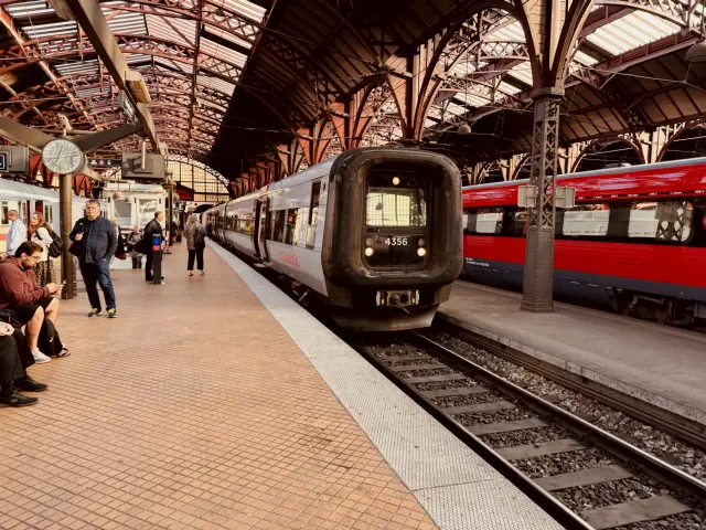 Billede af DSB ET 4356 fotograferet ud for København Hovedbanegård.