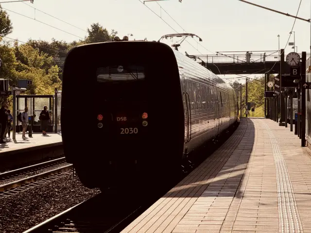 Billede af DSB ER 2030 fotograferet ud for Ørestad Station.