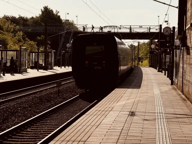 Billede af DSB ER 2030 fotograferet ud for Ørestad Station.