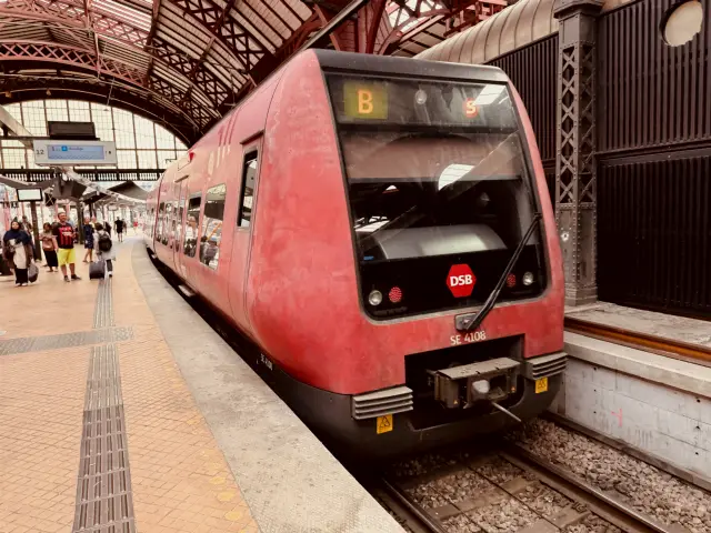 Billede af DSB SE 4108 fotograferet ud for København Hovedbanegård.