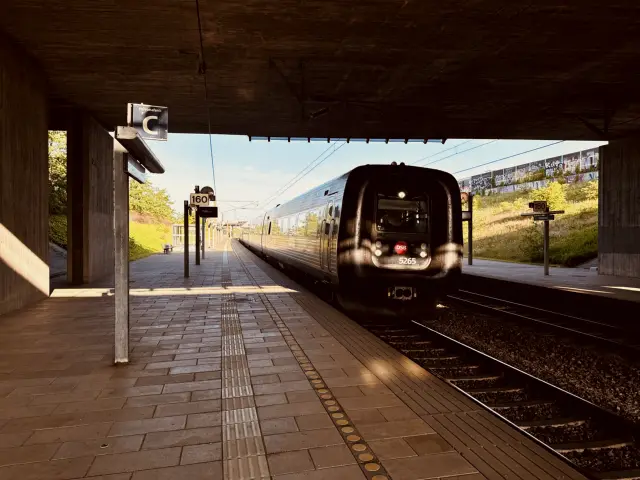Billede af DSB MF 5065 fotograferet ud for Ørestad Station.