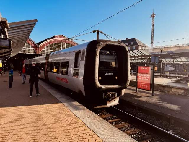 Billede af DSB ET 4400 fotograferet ud for København Hovedbanegård.