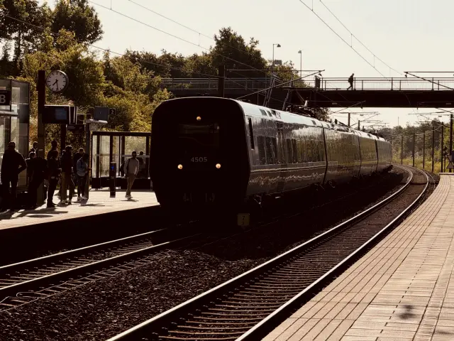 Billede af DSB ET  4305 fotograferet ud for Ørestad Station.