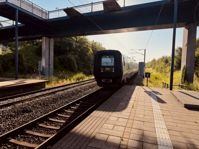 Billede af DSB ET  4332 fotograferet ud for Ørestad Station.
