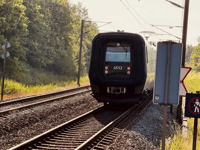 Billede af DSB ET  4332 fotograferet ud for Ørestad Station.