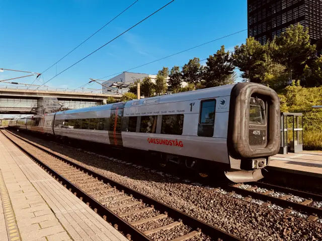 Billede af DSB ET 4375 fotograferet ud for Ørestad Station.