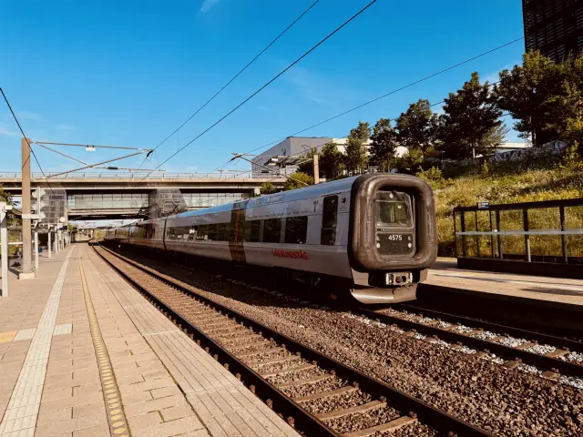 Billede af DSB ET 4375 fotograferet ud for Ørestad Station.