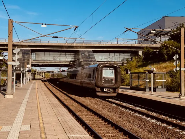 Billede af DSB ET 4375 fotograferet ud for Ørestad Station.