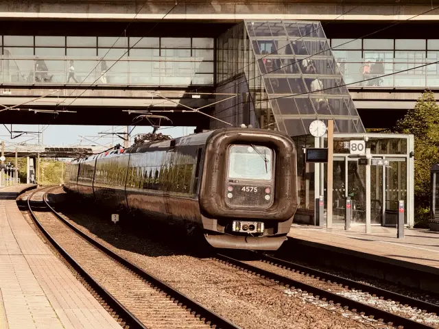 Billede af DSB ET 4375 fotograferet ud for Ørestad Station.