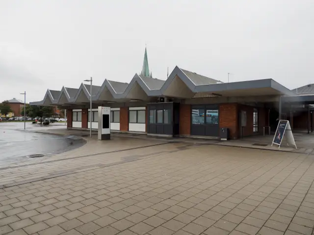 Billede af Frederikshavn Station, inngang fra bussholdeplass