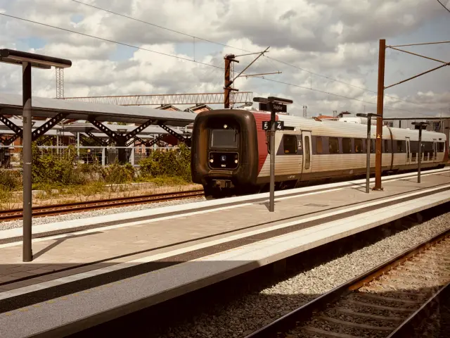 Billede af LT MF 1043, tidligere GDS-HFHJ MF 1043 fotograferet ud for Slagelse Station.