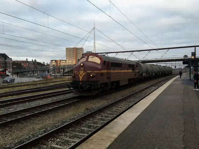 Billede af CFLCD MX 1023, tidligere DSB MX 1023 fotograferet ud for Odense Banegård Center.