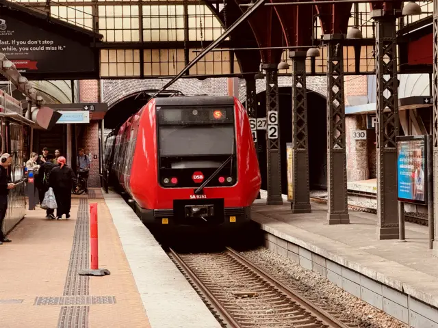 Billede af DSB SA 8151 fotograferet ud for Nordhavn S-togstrinbræt.