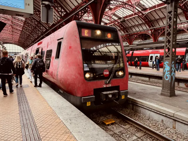 Billede af DSB SE 4115 fotograferet ud for København Hovedbanegård.