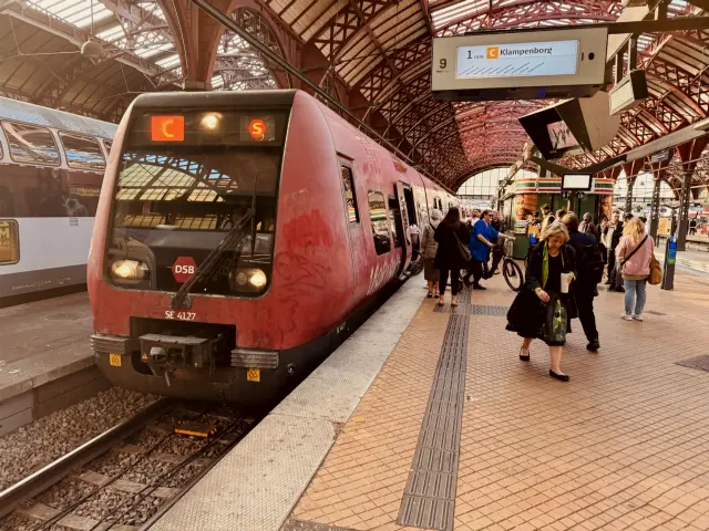 Billede af DSB SE 4127 fotograferet ud for København Hovedbanegård.