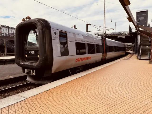 Billede af DSB ET 4356 fotograferet ud for København Hovedbanegård.