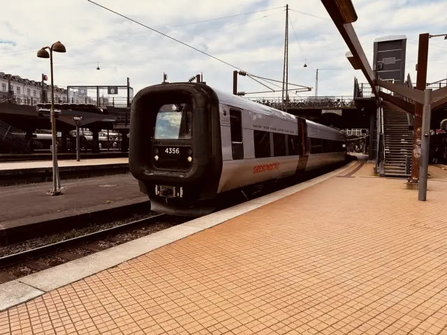 Billede af DSB ET 4356 fotograferet ud for København Hovedbanegård.