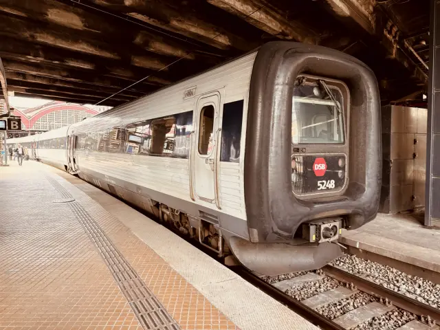 Billede af DSB MF 5048 fotograferet ud for København Hovedbanegård.