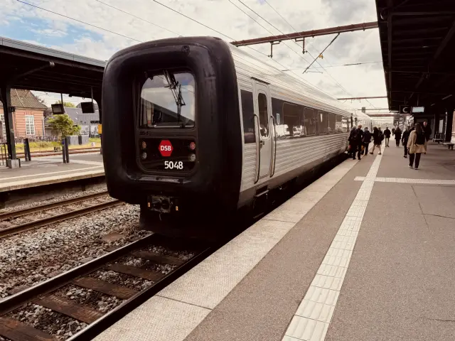 Billede af DSB MF 5048 fotograferet ud for Odense Banegård Center.